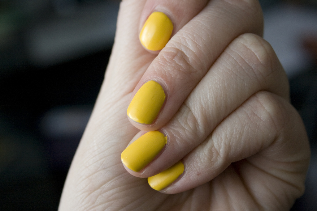 Желтое запястье. Желто золотой маникюр. Жёлтые маникюр на руках. Жёлтый лак для ногтей.