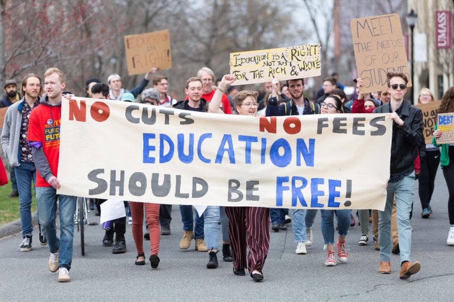 Organizaciones estudiantiles de UMass llevan a cabo una marcha por la asequibilidad universitaria