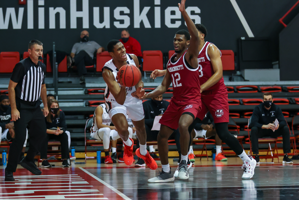 UMass Pulls Away In Second Half To Defeat La Salle 85-66 On The Road ...